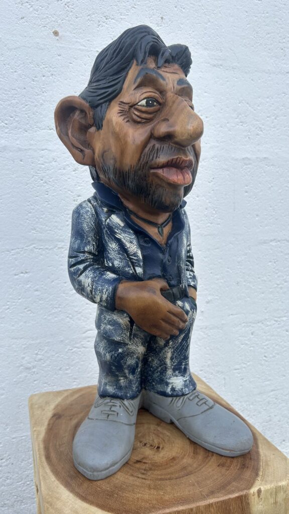 Vue arrière de la sculpture en bois de Serge Gainsbourg, travail artisanal finement réalisé