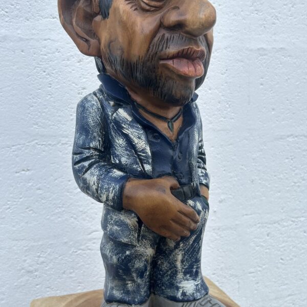 Vue arrière de la sculpture en bois de Serge Gainsbourg, travail artisanal finement réalisé