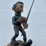 Profil gauche de la sculpture en bois de Gaston Lagaffe, sculptée à la main en Thaïlande