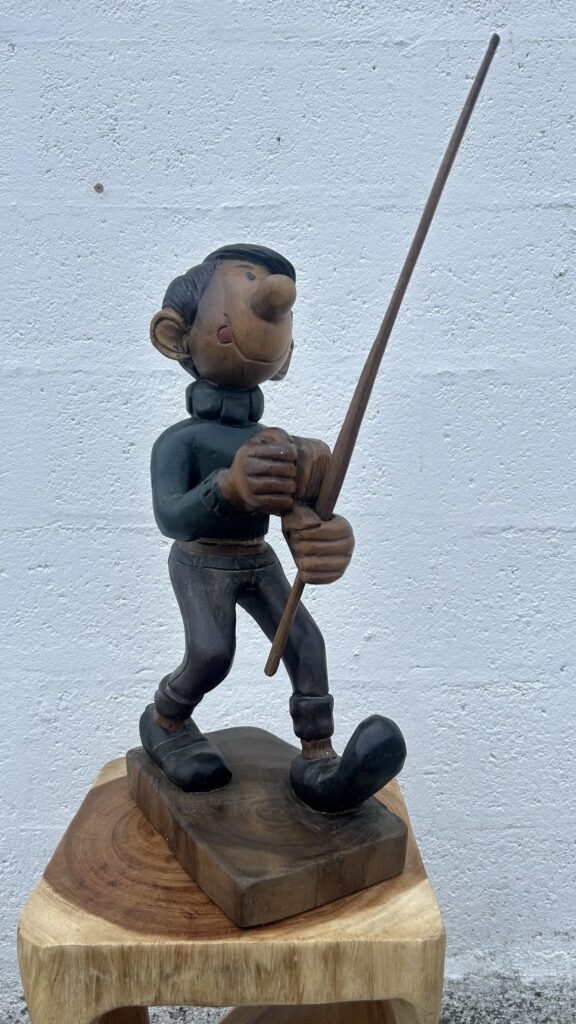 Profil gauche de la sculpture en bois de Gaston Lagaffe, sculptée à la main en Thaïlande