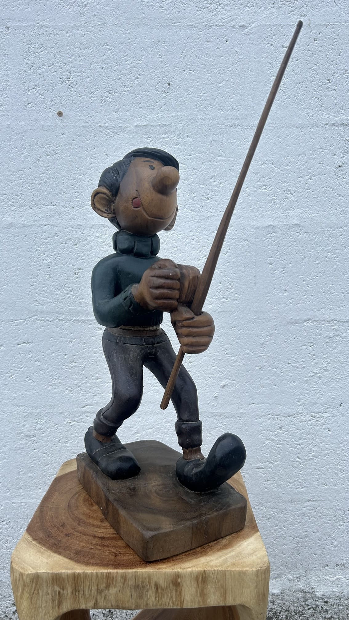 Profil gauche de la sculpture en bois de Gaston Lagaffe, sculptée à la main en Thaïlande