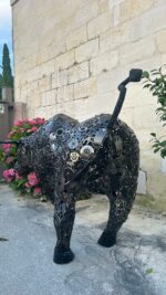 Œuvre d’art taureau en métal recyclé au style automobile haut de gamme