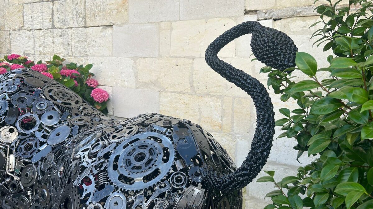 Détail des chaînes et pignons d’une sculpture taureau en métal