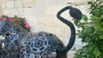 Détail des chaînes et pignons d’une sculpture taureau en métal