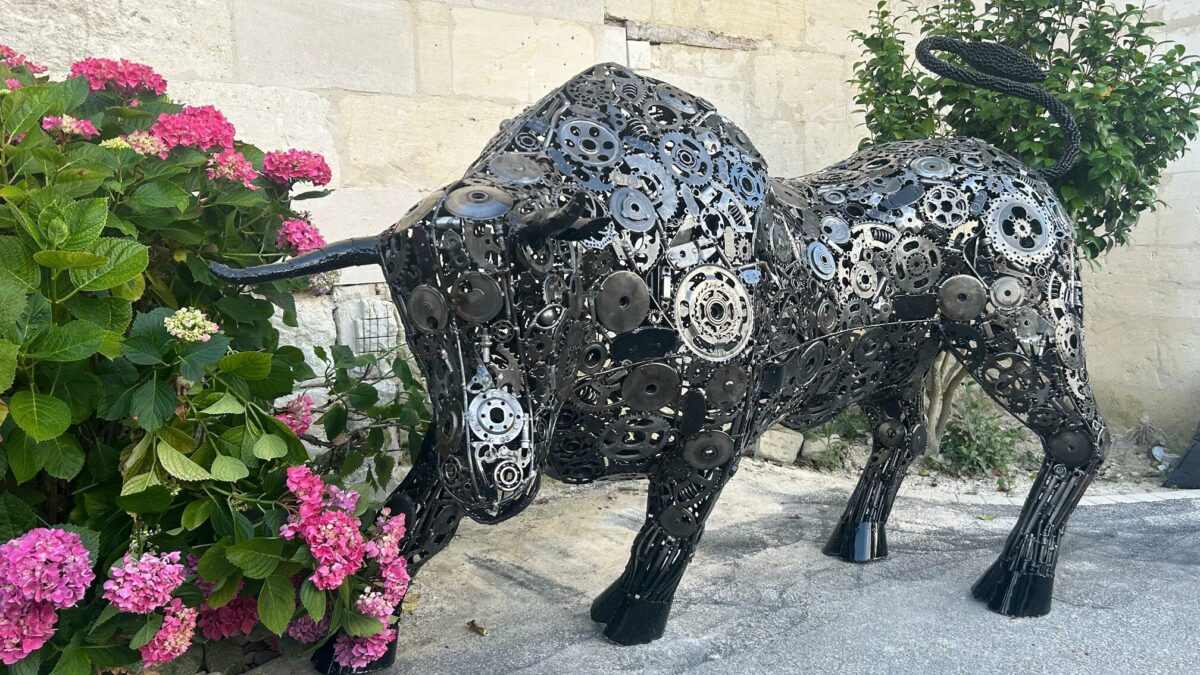 taureau en métal finition noir brillant, design agressif et moderne
