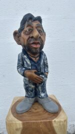 Sculpture artisanale en bois représentant Serge Gainsbourg, vue de face, réalisée à la main