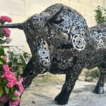 Sculpture de taureau en métal recyclé vue de face, style Lamborghini