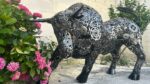 Sculpture de taureau en métal recyclé vue de face, style Lamborghini