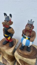 Sculpture artisanale en bois représentant Astérix et Obélix ensemble, vue de face, réalisée à la main