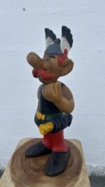 Sculpture artisanale en bois représentant Astérix, vue de face, finement sculptée à la main