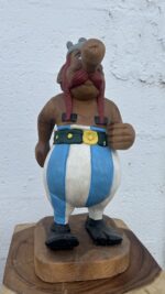 Obélix sculpté en bois sur socle décoratif, pièce artisanale inspirée de l’univers d’Astérix