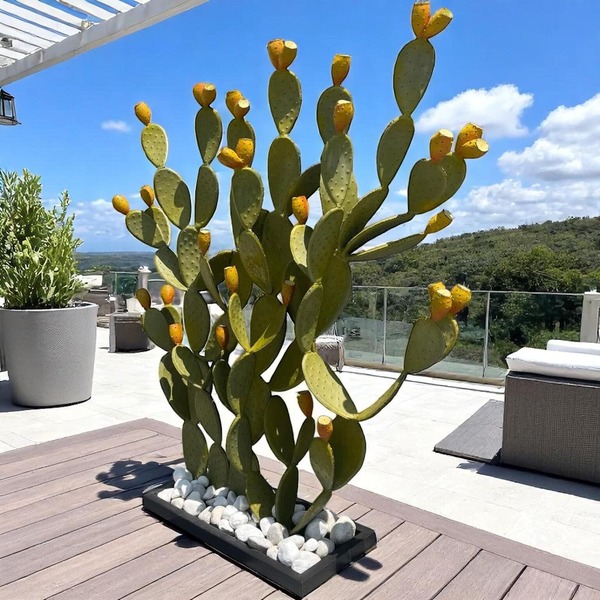 sculpture cactus agave sur une terrasse