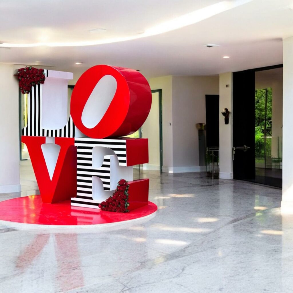 sculpture en métal acier love rayé