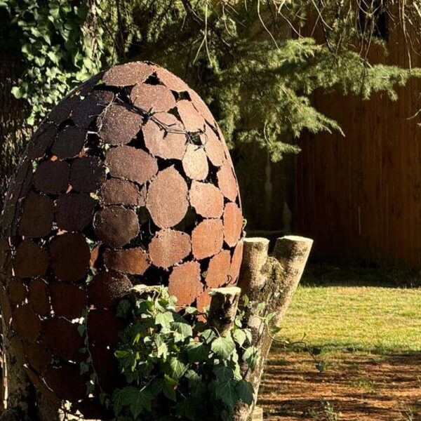 oeuf en métal déco dans un arbre