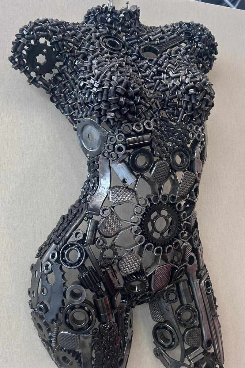 Sculpture murale représentant un torse féminin en métal recyclé, œuvre artistique contemporaine