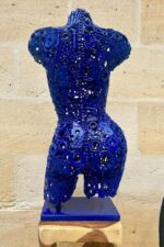 Statue contemporaine buste femme en métal bleu, assemblage de pièces métalliques