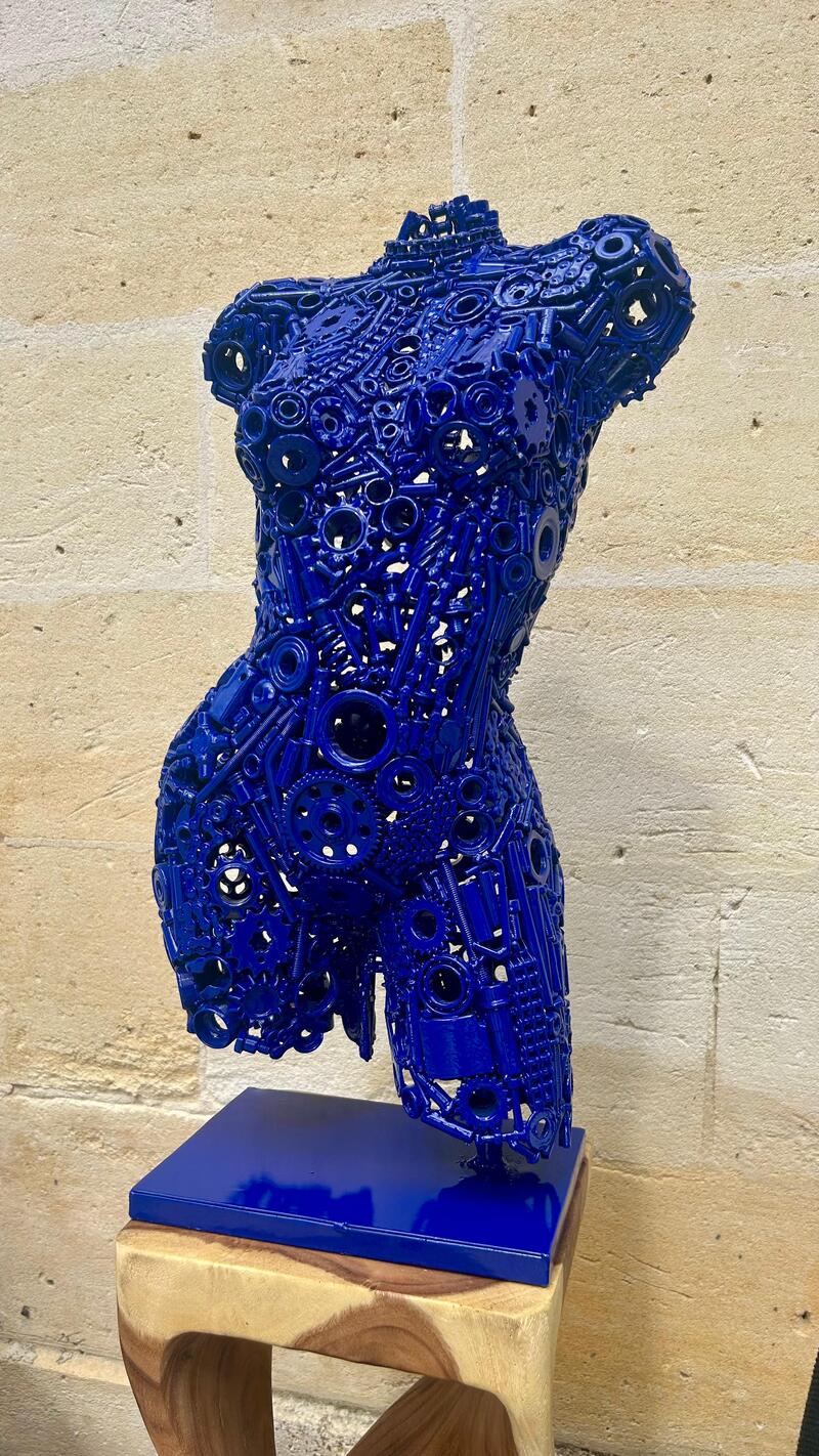 buste en métal bleue de femme