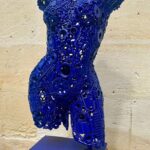 Buste féminin en métal bleu sur socle, sculpture contemporaine artistique