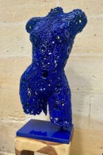Buste féminin en métal bleu sur socle, sculpture contemporaine artistique