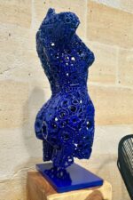 Sculpture artistique buste féminin en métal bleu sur socle