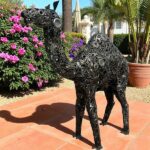 Sculpture contemporaine de chameau en métal noir pour décoration artistique