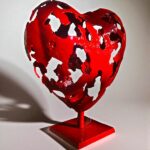 Sculpture cœur ajouré en métal rouge design moderne