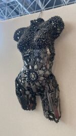 Sculpture murale de torse féminin en métal industriel, assemblage de boulons et engrenages recyclés