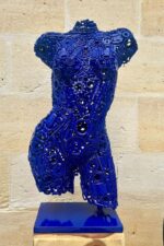 Sculpture de buste de femme en métal bleu avec détails mécaniques, style design moderne