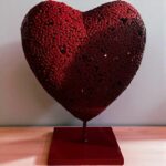Statue contemporaine en forme de cœur en métal rouge texturé