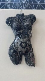 Torse de femme en métal noir composé de pièces mécaniques, sculpture design moderne