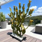 Cactus métallique type figuier de Barbarie sur terrasse