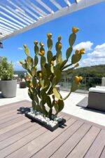 Cactus métallique type figuier de Barbarie sur terrasse