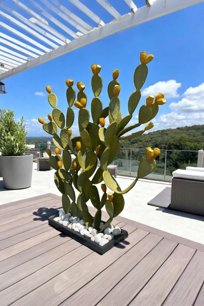 Cactus métallique type figuier de Barbarie sur terrasse