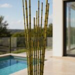Sculpture de bambou en métal près d’une piscine moderne