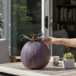 Cactus boule violet en métal décoratif sur table extérieure
