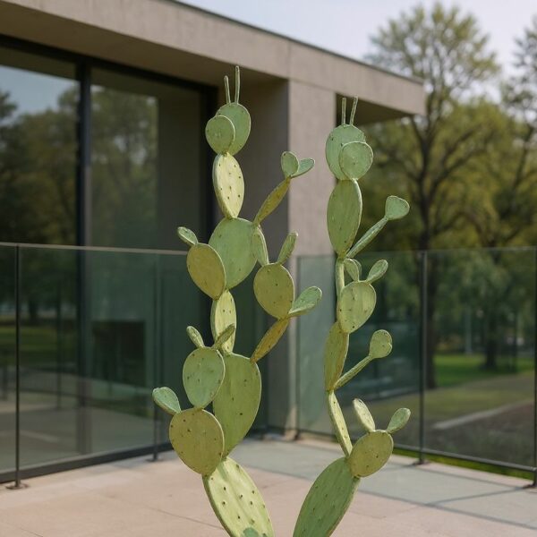 Cactus métallique type opuntia en extérieur moderne
