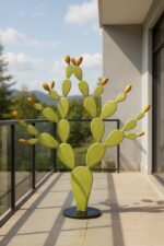 Cactus opuntia en métal vert avec fleurs jaunes sur terrasse extérieure