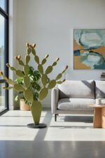 Cactus métallique vert à fleurs jaunes décorant un salon contemporain