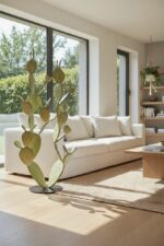 Cactus métallique décoratif placé dans un salon lumineux