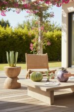 Décor de terrasse avec cactus et sphères métalliques colorées