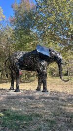 Sculpture d’éléphant en métal noir utilisée comme décoration extérieure artistique