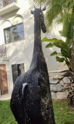 Grande sculpture de girafe noire en métal, décoration design pour jardin moderne