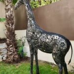 Sculpture artisanale de girafe fabriquée en métal recyclé, décoration artistique d’extérieur à cannes en France
