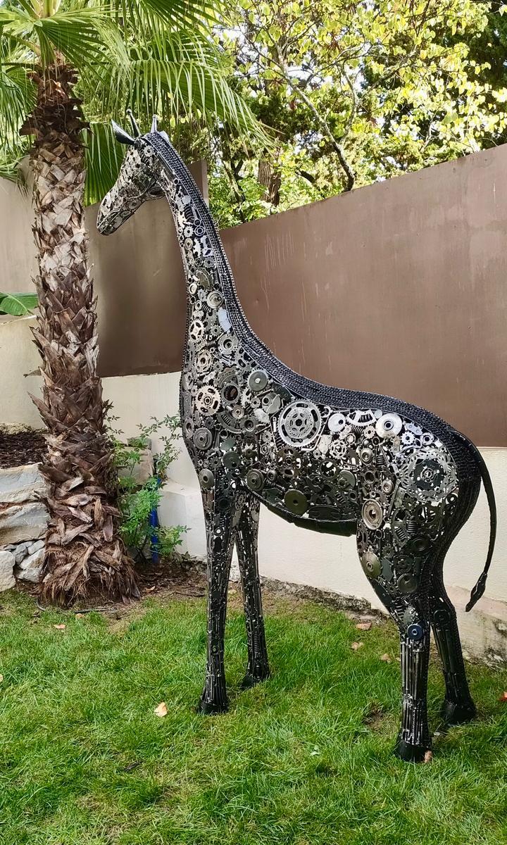 girafe-metal-sculpture-noire-jardin-design.jpg Sculpture artisanale de girafe fabriquée en métal recyclé, décoration artistique d’extérieur à cannes en France