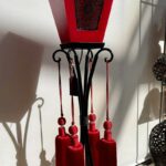 Lampe carrée rouge en cire avec pied en métal noir et pompons rouges, décoration d’intérieur originale