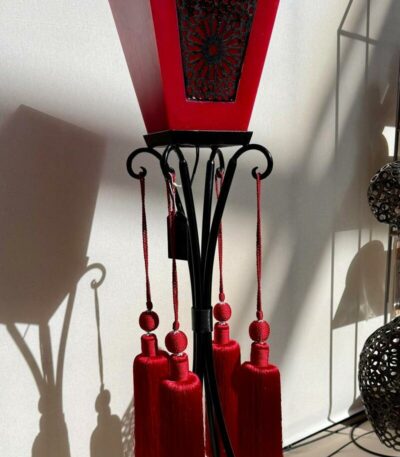 Lampe carrée rouge en cire avec pied en métal noir et pompons rouges, décoration d’intérieur originale