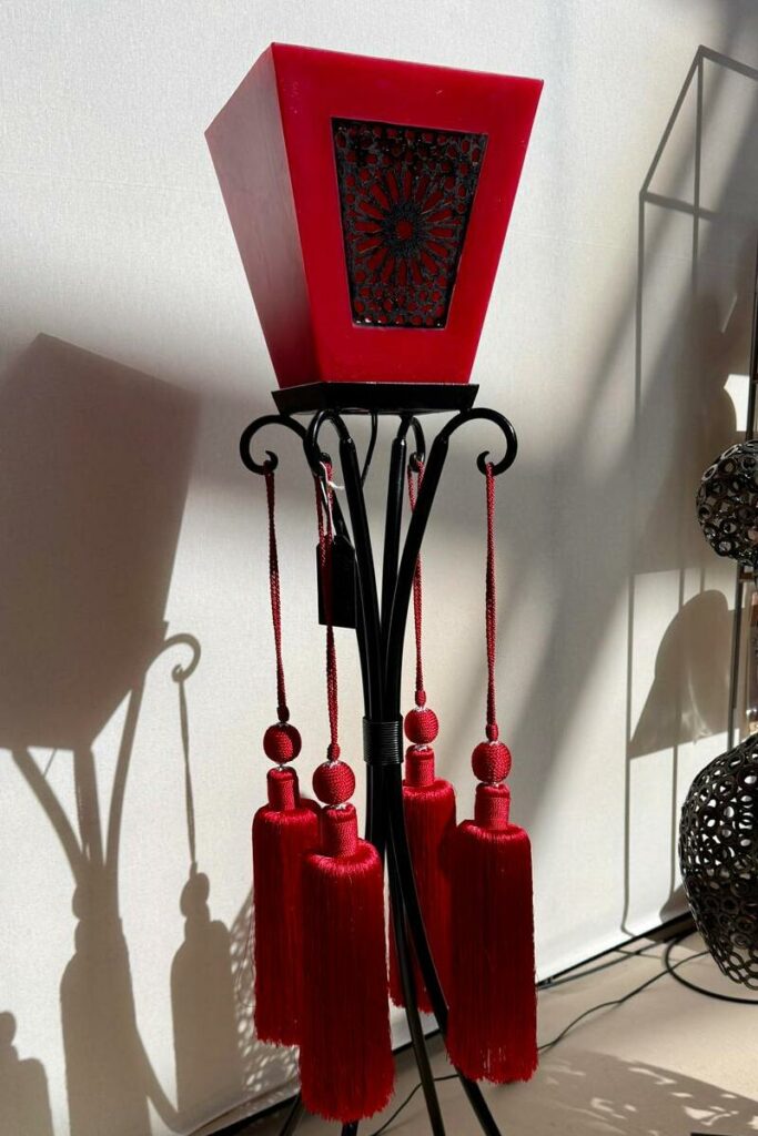 Lampe carrée rouge en cire avec pied en métal noir et pompons rouges, décoration d’intérieur originale