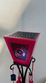 Lampe décorative haut de gamme en métal et cire rouge, motif ajouré artisanal et pompons assortis