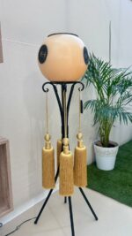Détail de lampe en métal ajouré avec abat-jour en cire ambre, éclairage décoratif haut de gamme