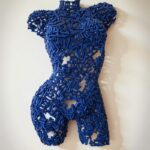 Sculpture murale en métal bleu représentant un buste féminin moderne